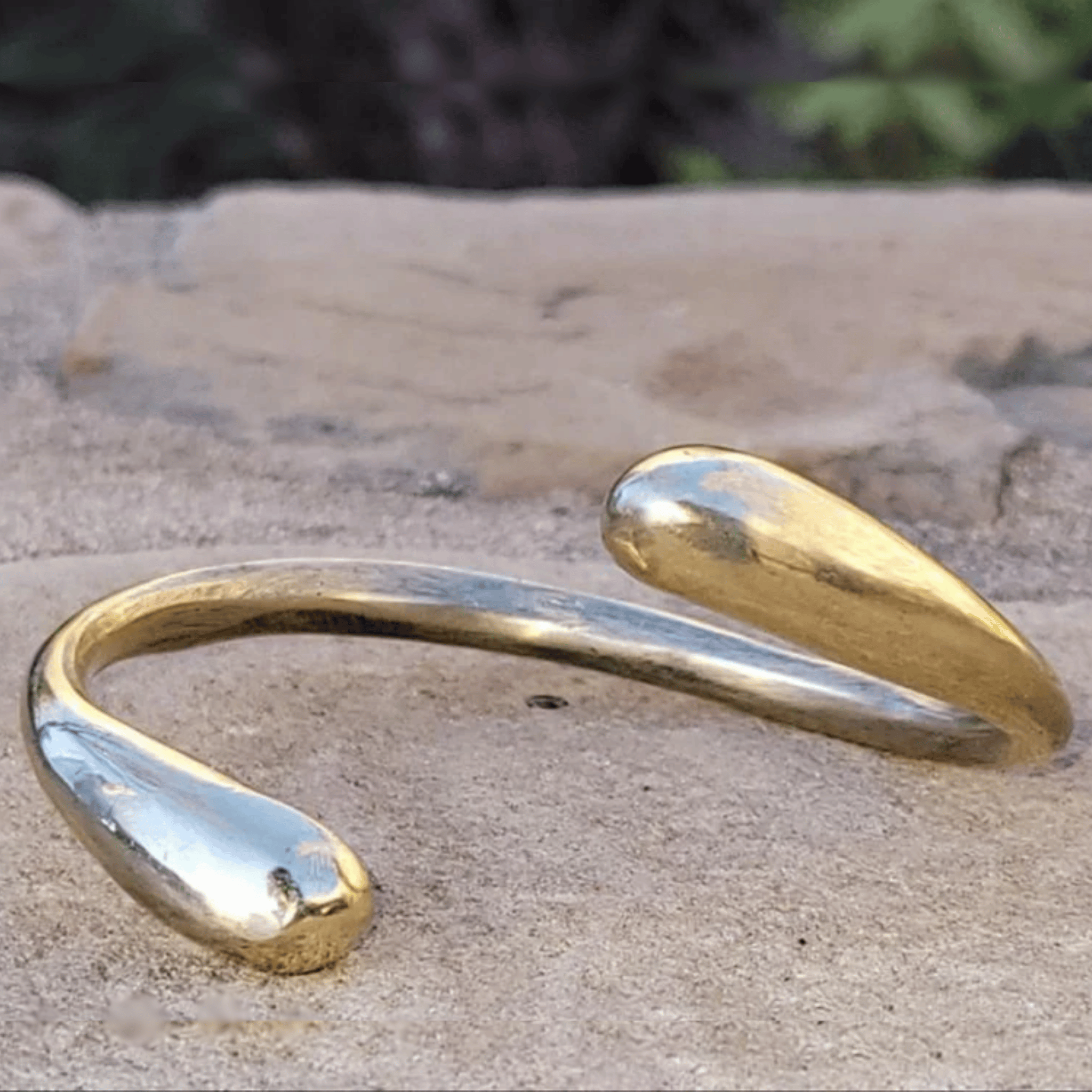 An image of gold-color Broken-infinity motif in a clean brass cuff. Shop Kamawe