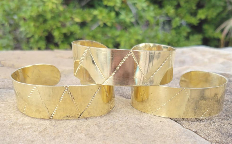 Hammered Solid Brass Cuff Bracelet . Unisex Bracelet . Gold 